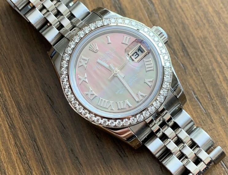 The diamonds paved on the bezel add the feminine touch to the model.