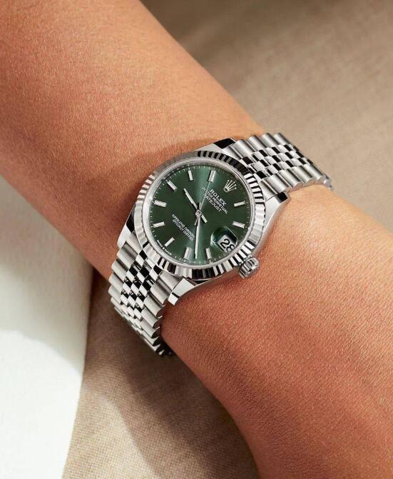 Swiss copy Rolex watches are delicate on the female wrists.
